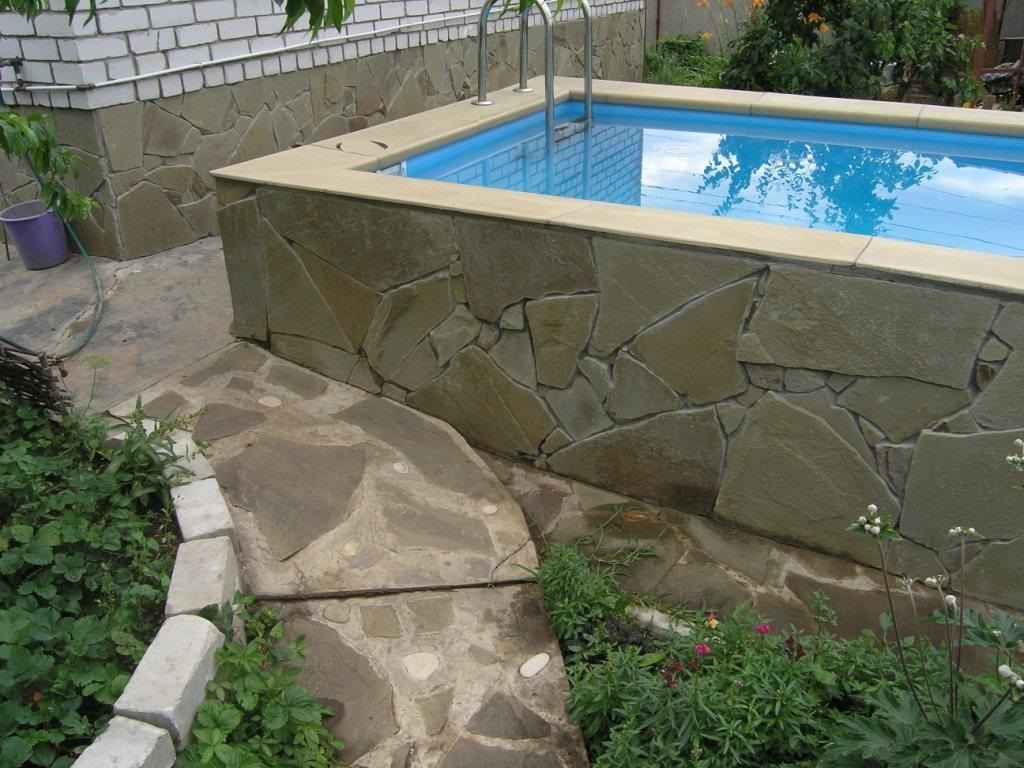 Наземный облицованный камнем квадратный бассейн
